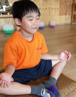 瞑想の時間：静かに座る男の子